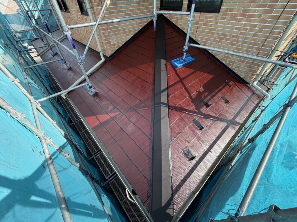 屋根下塗り（下屋根、完了）<br />
※ツヤツヤに仕上がっていますので下塗りがしっかりと効いています。